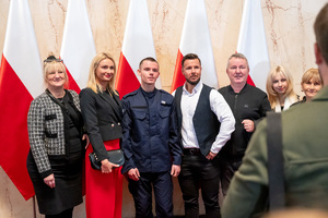 Zdjęcie policjanta wraz z jego najbliższymi
