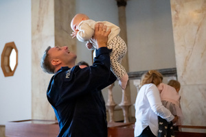 Zdjęcie policjanta trzymającego w rękach dziecko