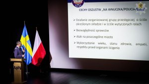 nadinsp. Jarosław Rzymkowski - Komendant Wojewódzki Policji w Gdańsku w trakcie prowadzonego wykładu dot. tematyki konferencji