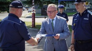 policjanci przyjmujący sprzęt