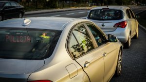 Kontrola drogowa - na zdjęciu nieoznakowane BMW i zatrzymany do kontroli pojazd