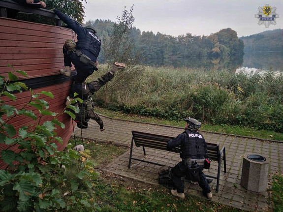 Policjanci w trakcie rozgrywania konkurencji na linach