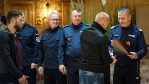 Komendant Wojewódzki Policji w Gdańsku wręcza wyróżnienia policjantom.