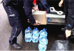 Policjanci w trakcie przeszukania bagażnika