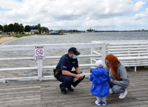 Policjanci rozdają opaski