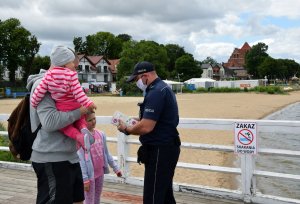 Policjanci rozdają opaski