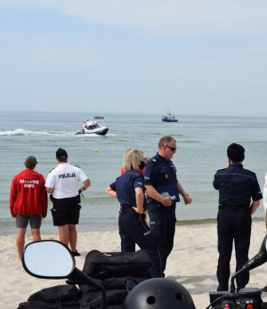 Policjanci rozmawiają z plażowiczami