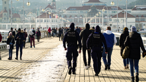 Policjanci pieszo patrolują molo w Sopocie