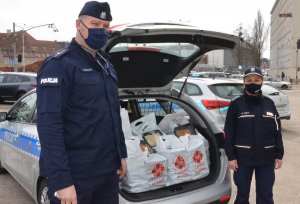 policjanci pomagają seniorom