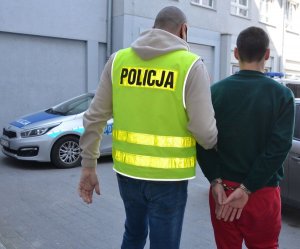 policjanci z zatrzymanym