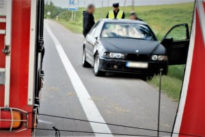 policjanci rozmawiają z kierowcą BMW