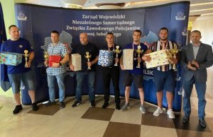 zwycięzcy turnieju pozują do zdjęcia z pucharem
