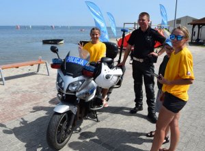 policjanci spotkali się z dziećmi z fundacji, prowadzili z nimi rozmowy, rozdawali słodycze