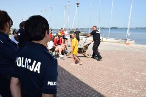 policjanci spotkali się z dziećmi z fundacji, prowadzili z nimi rozmowy, rozdawali słodycze