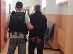 policjant z zatrzymanym