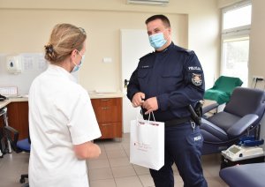 Policjant, który oddał 21 litrów krwi