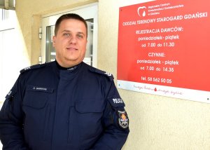 Policjant, który oddał 21 litrów krwi