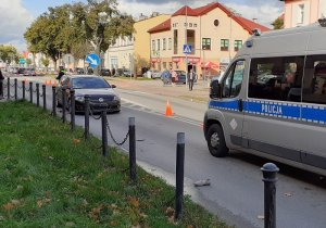 policjanci pracują na miejscu śmiertelnego wypadku