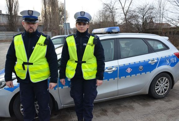 Policjanci, którzy pomogli mężczyźnie