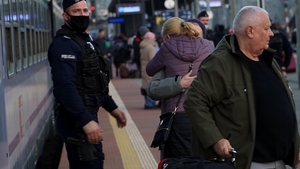 policjanci pomagają Ukraińcom