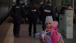 policjanci pomagają Ukraińcom