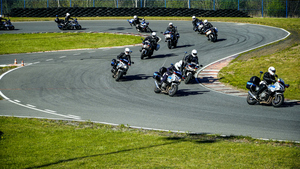 policjanci ćwiczą na Autodromie