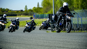 policjanci ćwiczą na Autodromie