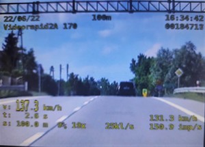 zdjęcie z wideorejestratora, na którym widać moment, w którym kierowca przekracza prędkość o 87 km/h