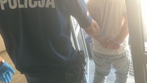 policjanci i zabezpieczone przez nich narkotyki, oraz zatrzymany mężczyzna
