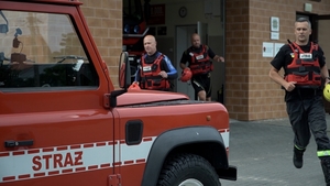 policjanci, ratownicy wopr, strażacy podczas działań ratowniczych
