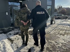 Policjanci z zatrzymanymi