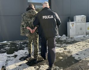 Policjanci z zatrzymanymi