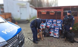 Policjanci przekazują karmę w schronisku