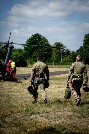Policyjne ćwiczenia z użyciem śmigłowca Black Hawk