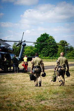 Policyjne ćwiczenia z użyciem śmigłowca Black Hawk