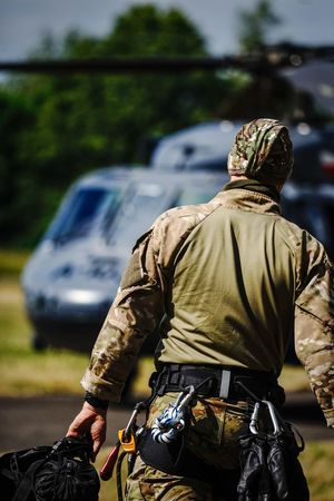 Policyjne ćwiczenia z użyciem śmigłowca Black Hawk