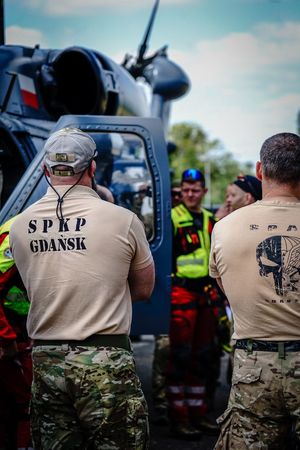Policyjne ćwiczenia z użyciem śmigłowca Black Hawk