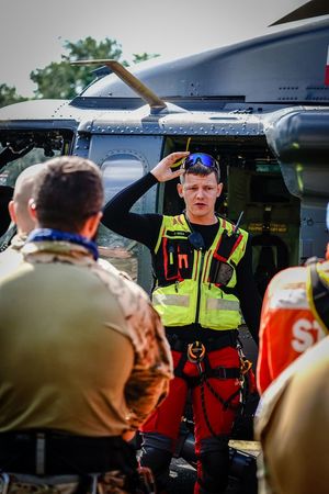 Policyjne ćwiczenia z użyciem śmigłowca Black Hawk