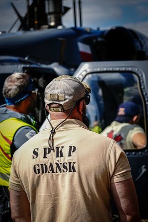 Policyjne ćwiczenia z użyciem śmigłowca Black Hawk