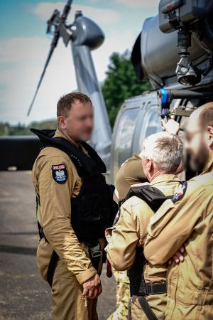 Policyjne ćwiczenia z użyciem śmigłowca Black Hawk