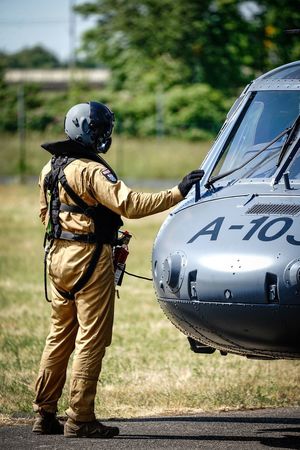 Policyjne ćwiczenia z użyciem śmigłowca Black Hawk