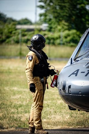 Policyjne ćwiczenia z użyciem śmigłowca Black Hawk