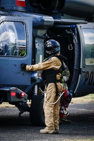 Policyjne ćwiczenia z użyciem śmigłowca Black Hawk