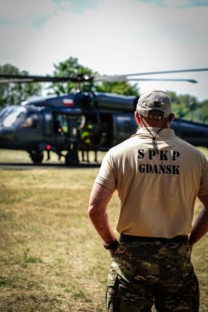 Policyjne ćwiczenia z użyciem śmigłowca Black Hawk