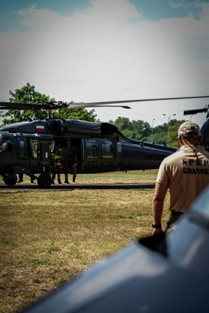 Policyjne ćwiczenia z użyciem śmigłowca Black Hawk