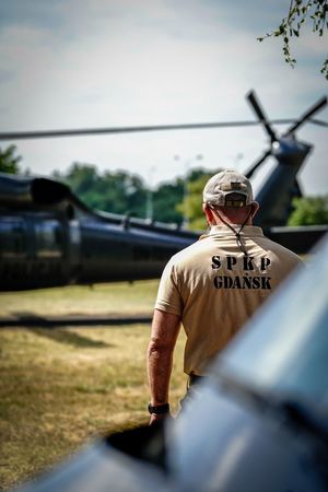 Policyjne ćwiczenia z użyciem śmigłowca Black Hawk