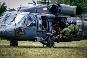 Policyjne ćwiczenia z użyciem śmigłowca Black Hawk