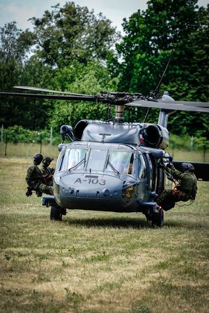 Policyjne ćwiczenia z użyciem śmigłowca Black Hawk