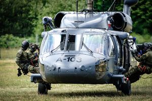 Policyjne ćwiczenia z użyciem śmigłowca Black Hawk