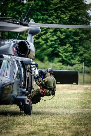 Policyjne ćwiczenia z użyciem śmigłowca Black Hawk